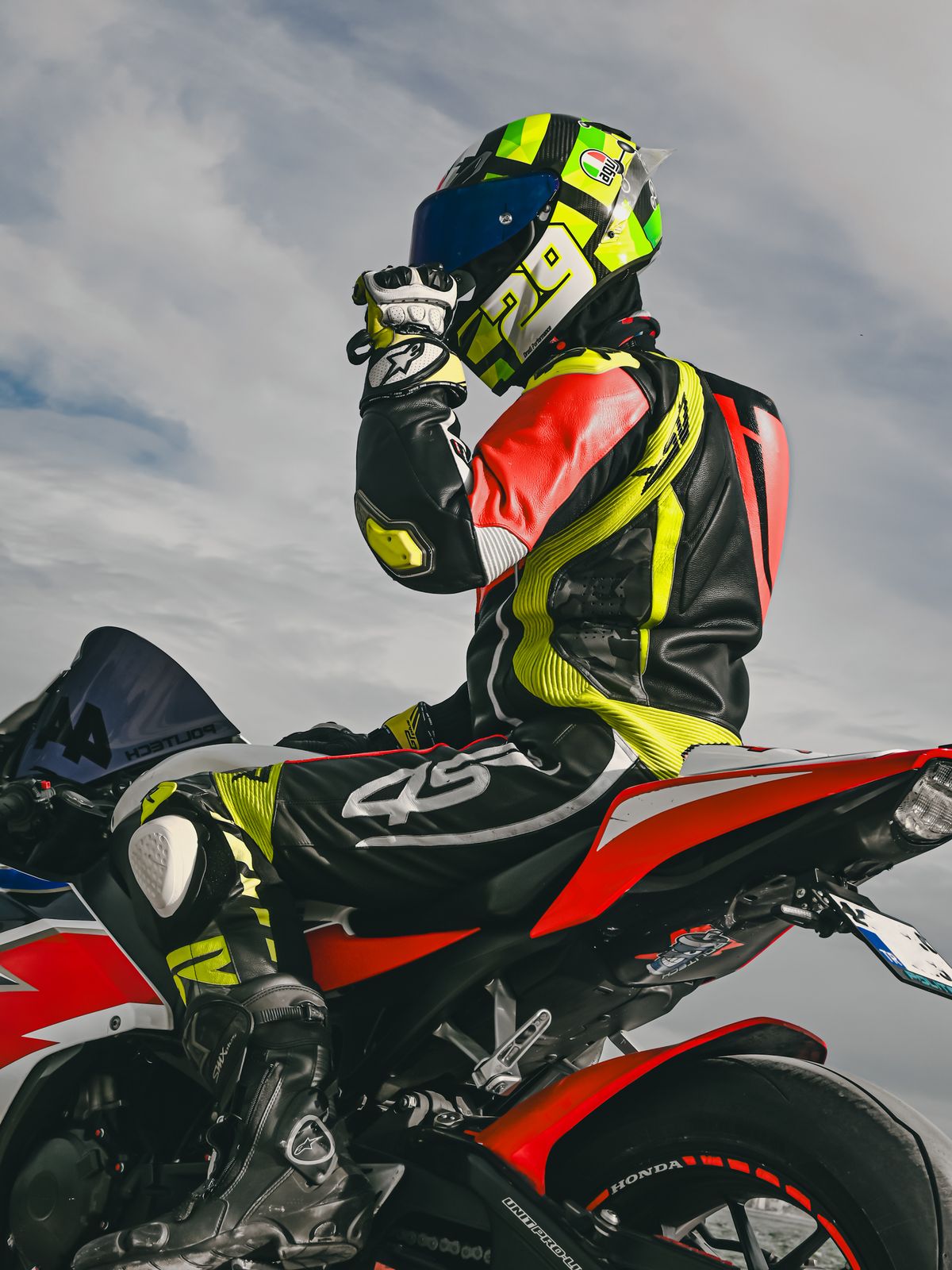 Motorrijder in leren pak op het circuit