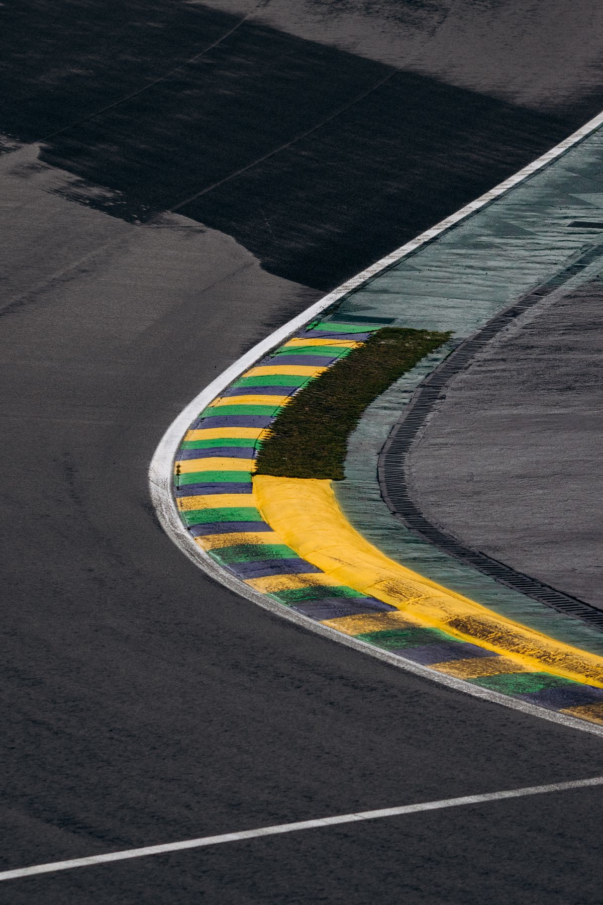 Kleurrijke bocht van een racecircuit